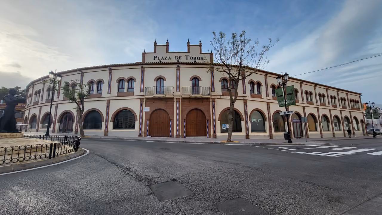 PELIT MARITIMO: gevel van de Plaza de Toros de Fuengirola, Fuengirola, Costa del Sol