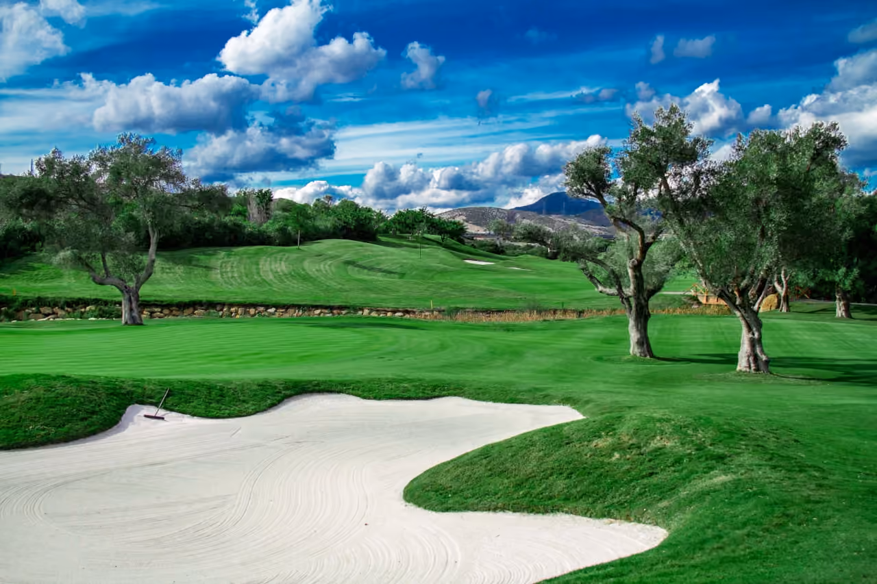 Golfplatz-Fairway mit Sandbunkern, Olivenbäumen und andalusischen Hügeln nahe BIRDIE HILLS, Estepona, Costa del Sol