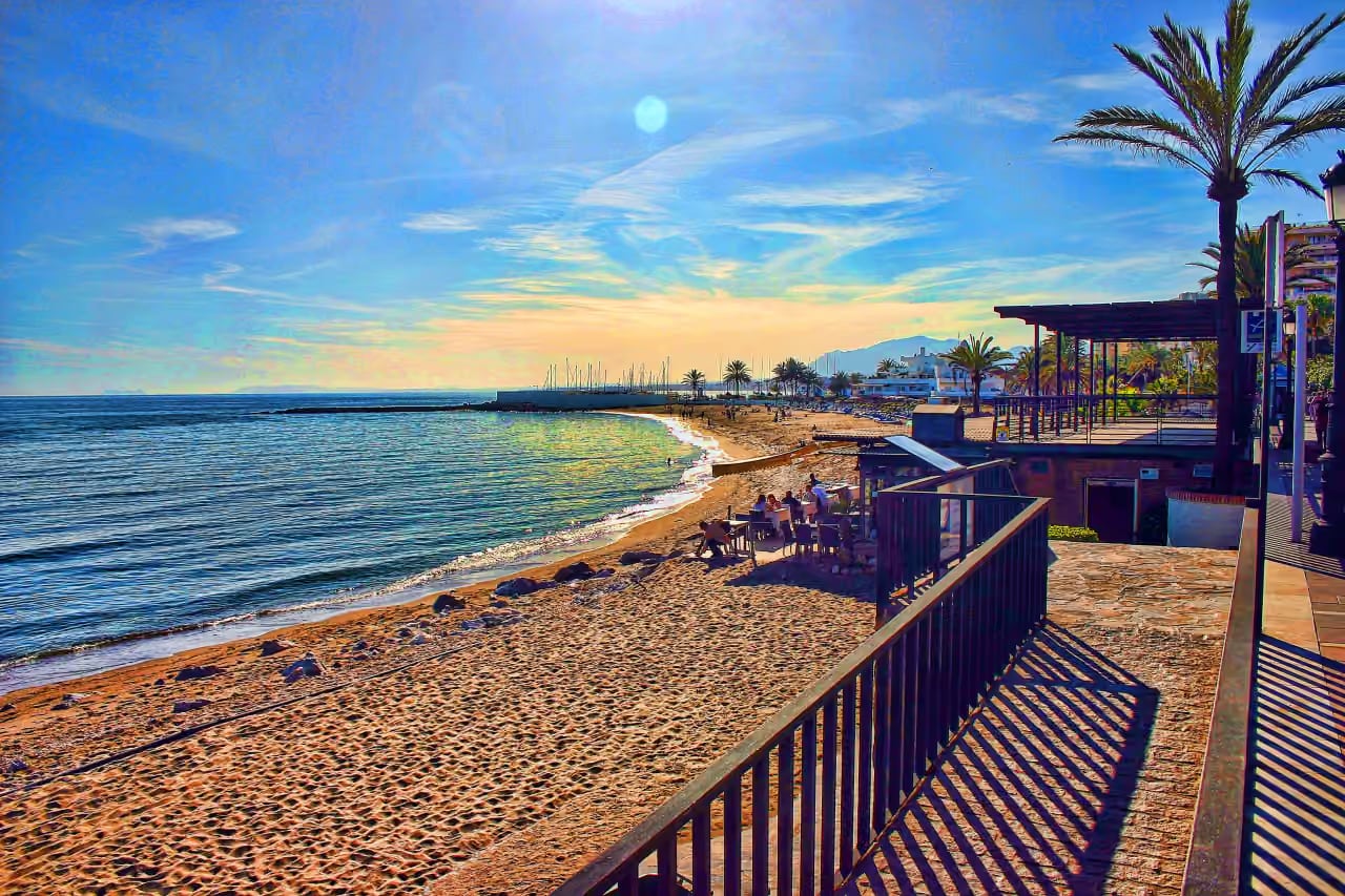 ORIGIN gebiedsfoto van de strandpromenade van Marbella en de Middellandse Zeekust met jachthaven op de achtergrond