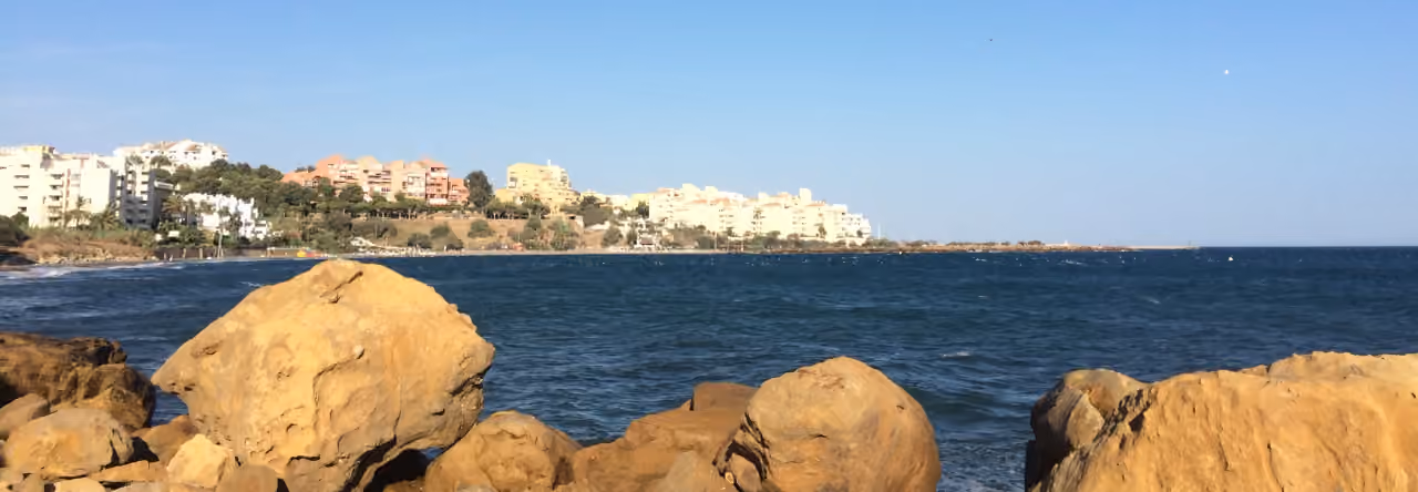 WHITE — nieuwbouwvilla's op loopafstand van winkels en restaurants Valle Romano: omgevingsfoto gebruikt als lokale context voor Estepona; geen uitzicht vanuit het project.